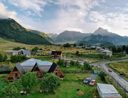 Under Hill Kazbegi Cottages | أكواخ أندر هيل كازبيغي